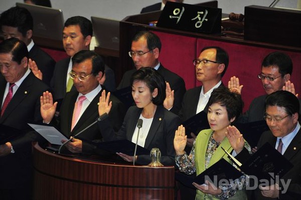 ▲ 7·30 재·보궐선거에서 당선된 국회의원들이 당선으로부터 한 달여가 흐른 지난 9월 2일에야 의원 선서를 하고 있다. ⓒ뉴데일리 이종현 기자