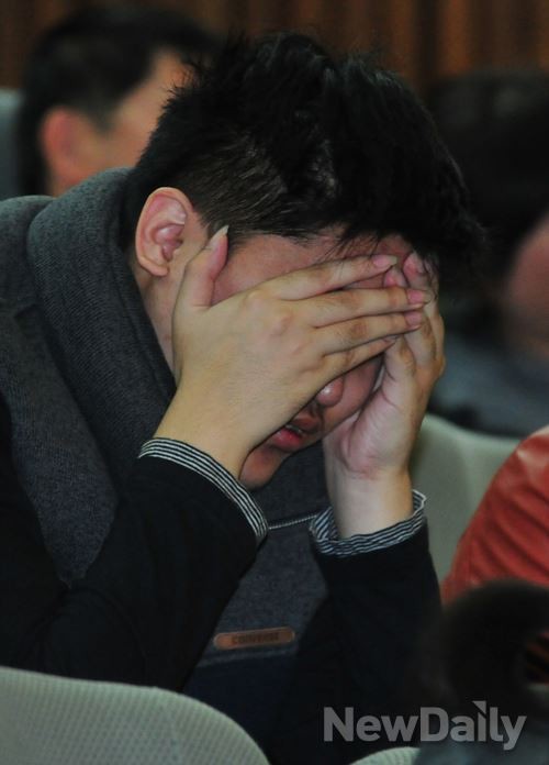 ▲ 국회는 7일 본회의를 열고 이른바 세월호 3법을 통과시키자 한 유가족이 얼굴을 감싸안고 눈물을 흘리고 있다. ⓒ뉴데일리 이종현 기자