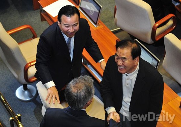 ▲ 국회는 7일 본회의를 열고 이른바 세월호 3법을 통과시켰다. 법 처리를 자축하고 있는 새누리당 이완구 원내대표(왼쪽)와 이재오 의원. ⓒ뉴데일리 이종현 기자