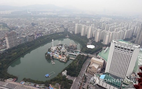 ▲ 제2롯데월드 초고층 타워동 공사장에 대한 시민자문단의 안전점검이 이뤄진 15일 오전 서울 송파구 제2롯데월드 49층에서 바라 본 석촌호수 서호와 잠실 롯데호텔, 아파트 단지 전경. 2014.9.15.ⓒ 사진 연합뉴스