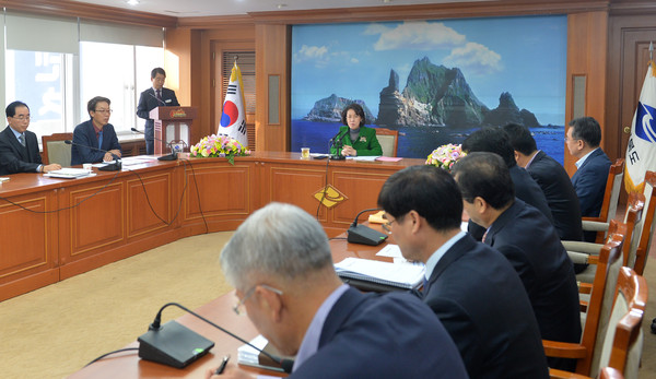 ▲ 이인선 경북도 경제부지사 주재로 첫 업무보고회가 도청 제1회의실에서 7일 열렸다.ⓒ경북도 제공