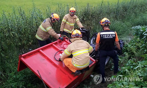 ▲ 트랙터가 전복돼 119구조대가 출동한 현장.ⓒ연합뉴스