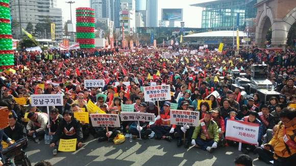 ▲ 한국공인중개사협회는 7일 오후 1시 서울역 광장에서 '부동산중개보수 개정안' 반대 집회를 벌였다. ⓒ한국공인중개사협회