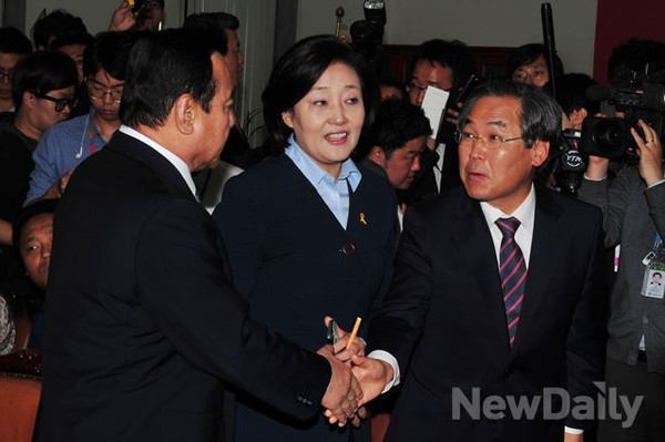 ▲ 새정치민주연합 우윤근 원내대표가 정책위의장 시절이던 지난 9월 26일 여야 원내대표 회동에 배석한 뒤 나오며 새누리당 이완구 원내대표와 악수를 나누고 있다. ⓒ뉴데일리 이종현 기자