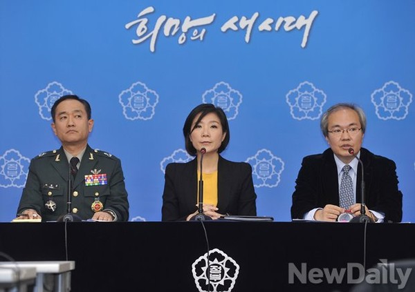 ▲ 정부는 9일 오후 2시, 외교부에서 합동 브리핑을 갖고 에볼라 대응 보건인력 선발대를 13일부터 21일 사이에 보낼 예정이라고 밝혔다. 기자회견에 나온 국방부 국제정책차장 박철균 준장, 오영주 외교부 개발협력국장, 권준욱 보건복지부 공공보건정책관. ⓒ뉴데일리 정재훈 기자