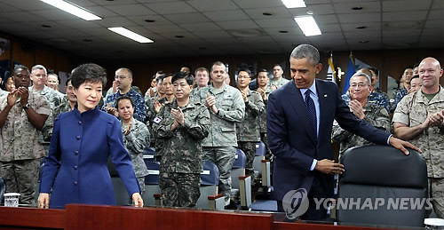 ▲ 방한 당시 박근혜 대통령과 함께 한미연합사를 찾은 오바마 美대통령. ⓒ연합뉴스. 무단전재 및 재배포 금지.