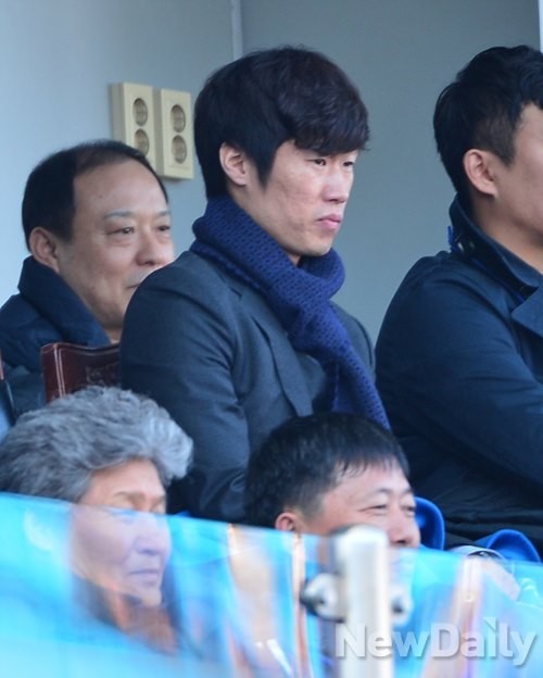 ▲ 11월9일 박지성이 '슈퍼매치'가 열린 수원월드컵경기장을 찾아 K리그 클래식의 수원삼성블루윙즈와 FC서울의 경기를 관전했다.ⓒ뉴데일리 정상윤 사진기자