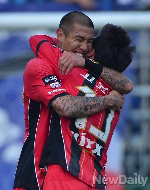 ▲ 9일 수원월드컵경기장에서 열린 K리그 클래식 슈퍼매치, 수원 삼성 블루윙즈와 FC서울의 대결에서 후반 교체 투입된 고요한이 결승골을 기록한 뒤 차두리와 포옹을 나누고 있다.ⓒ뉴데일리 정상윤 사진기자