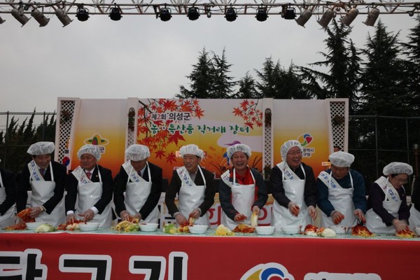 ▲ 좌측으로 부터 최태림 경상북도 도의원, 신원호 의성군의회 의장, 김주수 의성군수, 류한국 서구청장, 권영진 대구시장, 김상훈 국회의원, 임태상 대구서구의회 의장 , 이재화 대구시의원이 김장을 담그고 있다. ⓒ뉴데일리