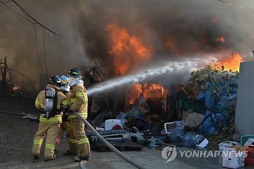 ▲ 9일 오후 서울 강남구 개포동 구룡마을 7지구에 화재가 발생해 소방관이 진화작업을 하고 있다.   ⓒ 연합뉴스