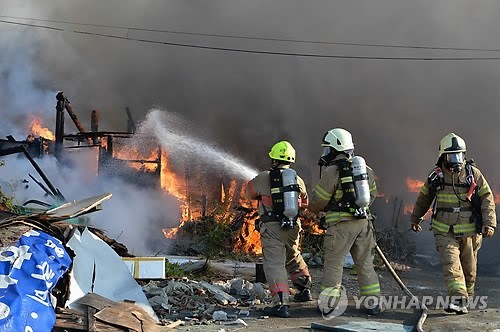 ▲ 9일 오후 서울 강남구 개포동 구룡마을 7지구에 화재가 발생해 소방관이 진화작업을 하고 있다.   ⓒ 연합뉴스