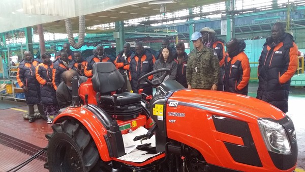 ▲ 남수단 정부 관계자들이 트랙터 제작현장을 살펴보고 있다.ⓒ합동참모본부