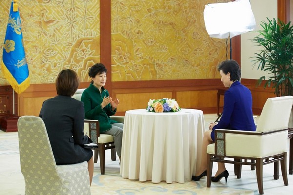 ▲ 중국 베이징을 방문 중인 박근혜 대통령이 9일 APEC 참석을 앞두고 B-TV와 인터뷰를 갖고 있는 모습. ⓒ청와대 사진 제공