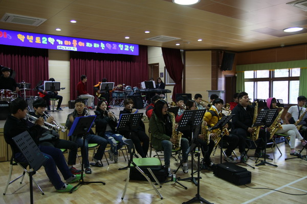 ▲ 마음이 자라는 학교의 스윙오케스트라 시간에 학생들이 트럼펫, 트럼본 자신있는 악기를 불며 화합을 하며 소통을 배운다.ⓒ뉴데일리