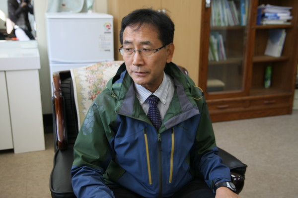 ▲ 이 학교 김형섭 교장은 확신에 찬 교육에 열중이다. 학생들이 변화된 모습을 보일 때 뿌듯하고 교육자로서 큰 기쁨을 느낀다고 했다. ⓒ뉴데일리