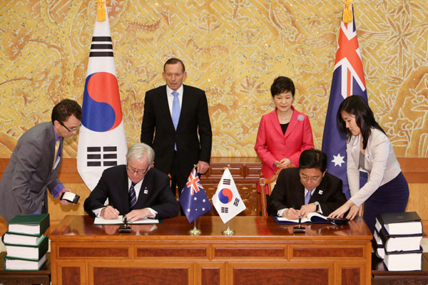▲ 한-호주 정상회담 당시 양국 FTA 영문안에 서명하는 모습. ⓒ청와대 블로그.
