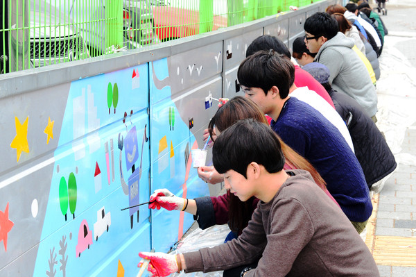 ▲ 대구보건대(총장 남성희) 의료환경디자인과 학생들이 지난 9일 인근 대구보건대 병원 주차장 담당에 벽화를 그리는 재능기부활동을 벌였다. ⓒ보건대 제공