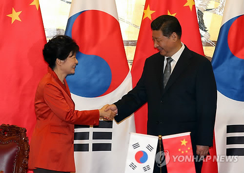 ▲ 박근혜 대통령과 시진핑 중국 국가주석이 10일 오전 중국 베이징 인민대회당에서 한-중 자유무역협정(FTA) 서명식을 마친 뒤 악수하고 있다. ⓒ연합뉴스 사진 DB