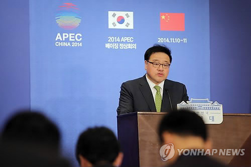 ▲ 안종범 청와대 경제수석이 10일 오전 중국 베이징 페닌슐라 호텔 프레스센터에서 한중 정상회담 경제성과와 FTA 협상 타결 등에 대해 브리핑을 하고 있다. ⓒ연합뉴스 사진 DB