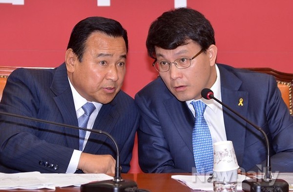 ▲ 새누리당 이완구 원내대표(왼쪽)와 윤상현 전 사무총장이 대화를 나누고 있다. 친박 계열의 원내지도부는 사자방 국조를 두고 한발 빼는 모양새다. ⓒ뉴데일리 DB