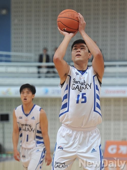 ▲ 서울 삼성 썬더스의 방경수 선수가 D리그에 출전해 자유투를 던지고 있다.ⓒ뉴데일리 정재훈 사진기자
