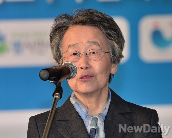 ▲ 10일 오후 서울 천도교 수운회관에서 열린 김지하 시인 출판기념회에서 이인호 KBS 이사장이 축사를 하고 있다. 2014.11.10 ⓒ 뉴데일리 정상윤 사진기자