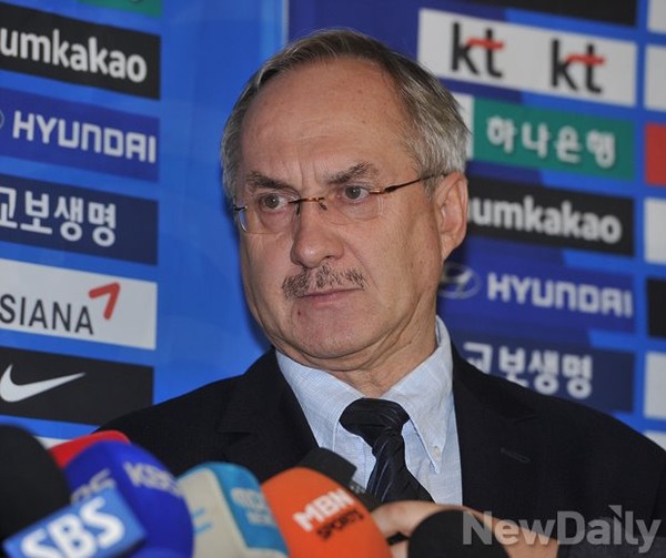 ▲ 10일 인천공항, 출국하기 앞서 기자들과 만난 울리 슈틸리케 감독.ⓒ뉴데일리 정재훈 사진기자