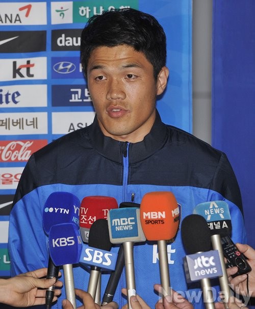 ▲ 10일 인천공항, 출국하기 앞서 기자들과 만난 정성룡 선수.ⓒ뉴데일리 정재훈 사진기자