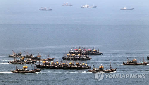 ▲ 인천 웅진군 연평 인근 해상에서 불법조업하는 중국어선들.ⓒ연합뉴스