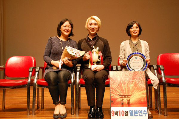 ▲ 일본어변론대회 시상식 후 관계자들이 기념촬영을 하고 있다. (좌부터 마츠자키 료코 교수, 박형기 학생, 나카무라 야에 교수)ⓒ계명대 제공