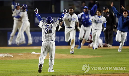 ▲ 한국시리즈 5차전 넥센과 삼성의 경기.9회말 2사 1,3루 상황에서 삼성 최형우의 끝내기 안타로 2대1 승리를 거둔 삼성 선수들이 환호하고 있다.