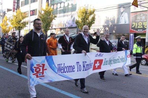 ▲ ‘2014 천하장사씨름대축제'를 홍보하기 위해 축제 참가선수들이 함께 시가행진을 펼치고 있다.ⓒ김천시 제공