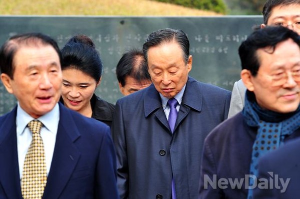 ▲ 국립현충원 DJ 묘역에서 11일 열린 화요 추도 모임에서 새정치민주연합 권노갑 상임고문이 한정애 대변인과 대화를 나누고 있다. ⓒ뉴데일리 이종현 기자