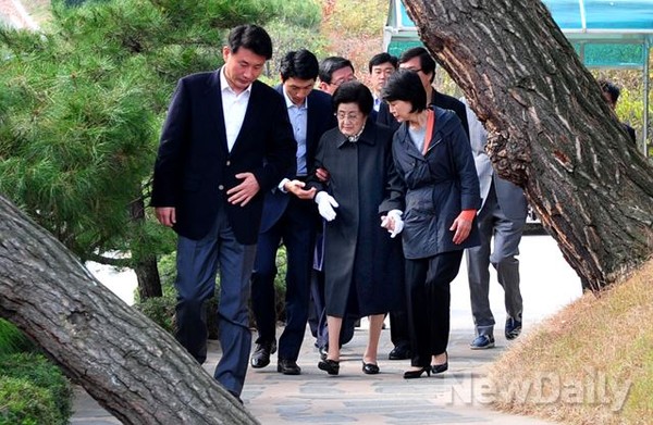 ▲ 김대중 전 대통령의 배우자인 이희호 여사가 11일 오전 11시 40분 무렵 양쪽에서 부축을 받으며 국립현충원 DJ 묘역으로 들어서고 있다. ⓒ뉴데일리 이종현 기자