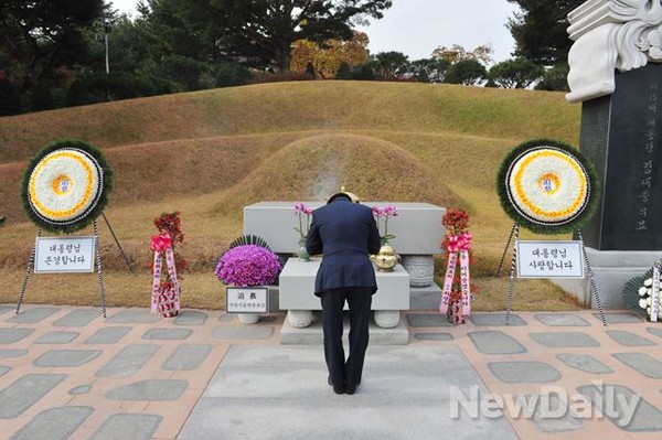 ▲ 국립현충원 DJ 묘역에서 11일 열린 화요 추도 모임에서 한 참석자가 참배를 하고 있다. ⓒ뉴데일리 이종현 기자