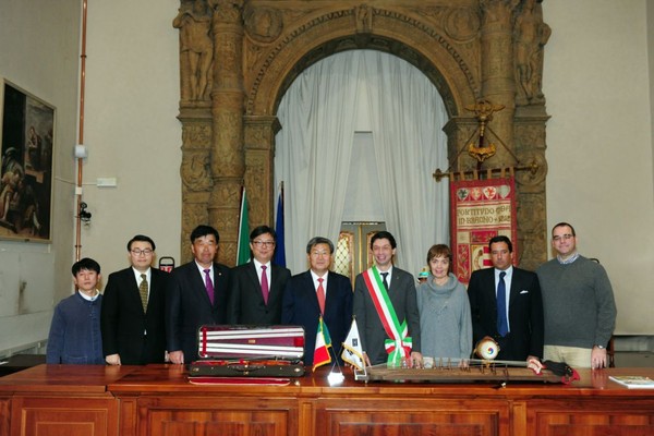 ▲ 고령군과 이탈리아 크레모나시와의 협약식 참석자들이 함께 기념촬영을 하고 있다.ⓒ고령군 제공