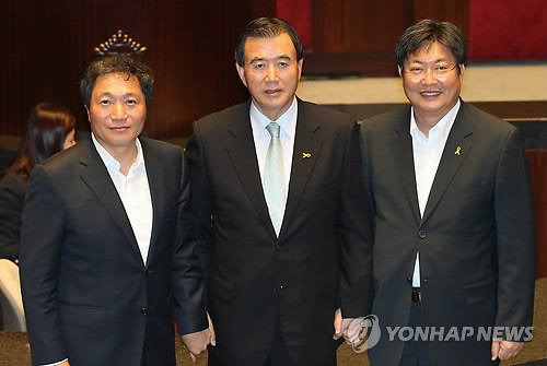 ▲ 홍문표(가운데) 예산결산특별위원장과 새누리당 간사인 이학재(왼쪽)·새정치민주연합 간사인 이춘석 의원이 지난 7월 2일 국회에서 열린 예산결산특별위원회의를 마치고 나서 함께 손을 잡고 있다. ⓒ연합뉴스