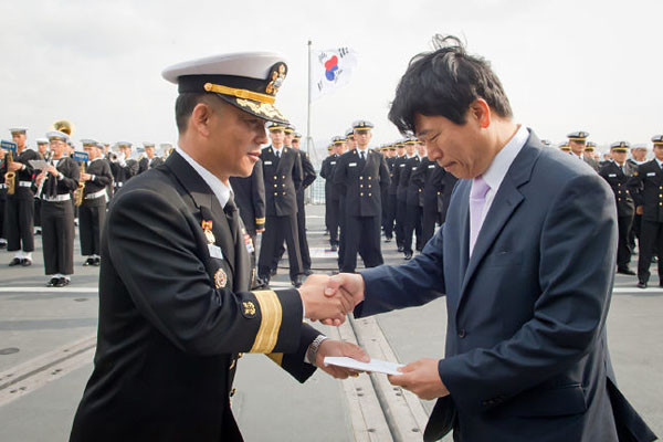 ▲ 해군순항전단이 터키에 입항했을 당시 마중나온 이상규 駐터키 대사. ⓒ해군 제공
