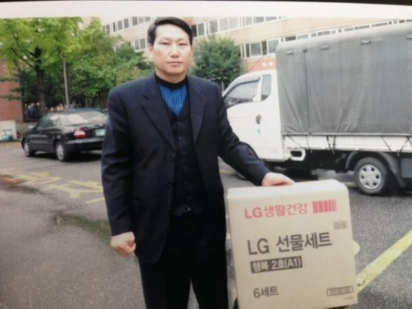 ▲ 방북 전 대북지원물자를 소개하는 김정욱 선교사의 모습 / 사진제공 탈북난민인권연합