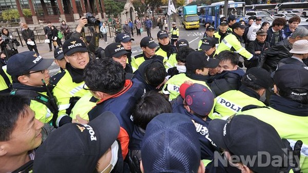 ▲ 어버이연합과 한겨레청년단이 11일 서울시청 앞에서 광화문 불법천막의 즉각적인 철거를 요구하는 기습집회를 벌였다. ⓒ뉴데일리 정재훈 사진기자
