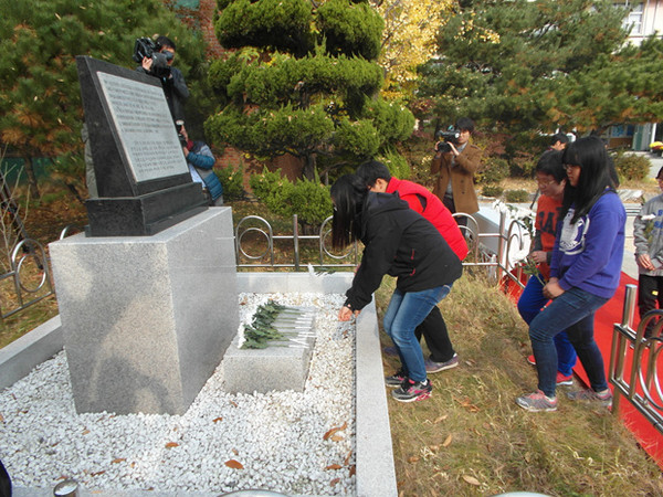 ▲ 11일 서울 영등포구 우신초등학교 학생들이 모교에 위치한 이탈리아 의무부대 6.25전쟁 참전기념비에서 추모묵념을 하고 있다.ⓒ서울지방보훈처