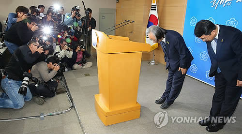 ▲ 이주영 해양수산부 장관과 김석균 해양경찰청장이 11일 오전 서울 세종로 정부서울청사에서 세월호 사고 현장 수색 종료를 발표한 뒤 희생자와 유족을 향해 고개숙여 인사하고 있다.ⓒ연합뉴스