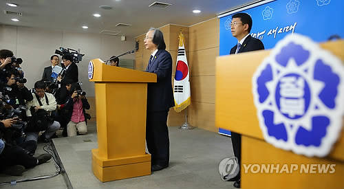 ▲ 이주영 해양수산부 장관과 김석균 해양경찰청장이 11일 서울 세종로 정부서울청사에서 세월호 사고 현장 수색 종료를 발표하고 있다.ⓒ연합뉴스
