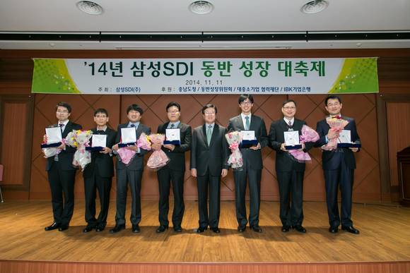 ▲ 삼성SDI 동반성장대축제 행사장에서 삼성SDI 박상진 사장(오른쪽에서 4번째)과 상을 받은 협력회사 사장들이 기념사진을 촬영하고 있다. ⓒ삼성SDI