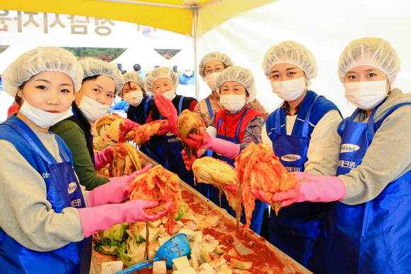 ▲ 11일 경기도 성남시 황새울광장에서 삼성테크윈 임직원과 지역주민들이 함께 배추농가 지원과 소외계층에 도움을 주기 위해 김장을 담그고 있다. ⓒ삼성그룹