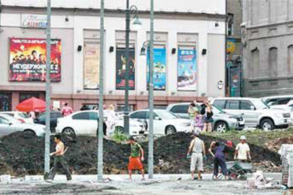 ▲ 블라디보스톡에서 일하는 중인 북한 근로자들. 러시아에는 2만 명이 넘는 북한 근로자들이 저임금에 시달리고 있는 것으로 알려졌다. ⓒ채널A 보도화면 캡쳐