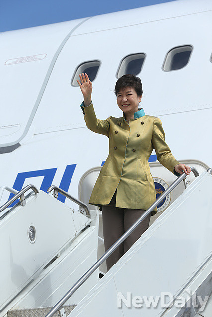 ▲ 순방길에 오르기 전 밝은 표정으로 손을 흔들고 있는 박근혜 대통령. ⓒ뉴데일리 DB