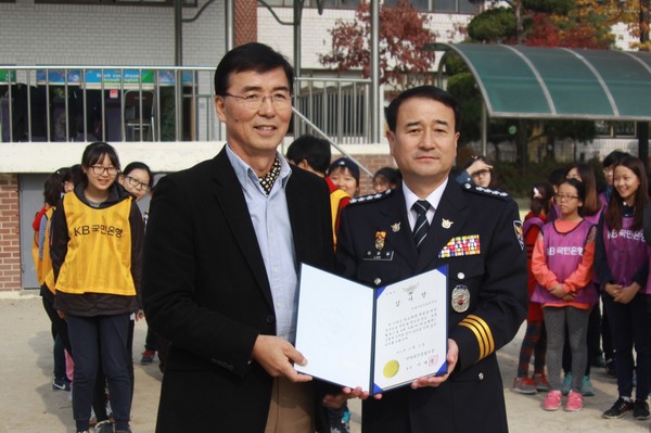 ▲ 이재술 안양동안경찰서장(오른쪽), FC안양 박영조 단장.ⓒFC안양