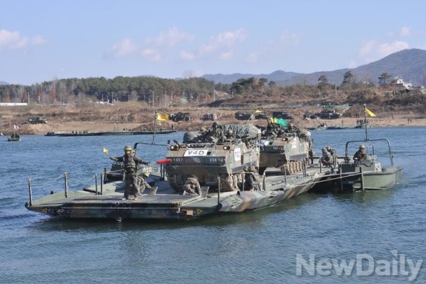 ▲ 부교를 이용해 도하하는 K-200 장갑차.ⓒ뉴데일리 정재훈 사진기자