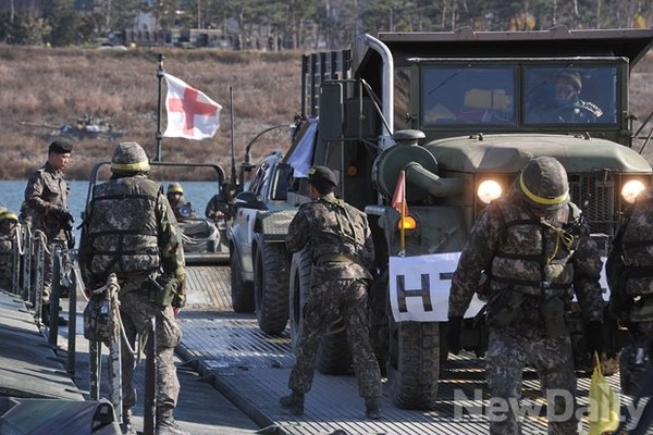 ▲ K-30 비호 대공 장갑차차가 도하를 하고 있다..ⓒ뉴데일리 정재훈 사진기자